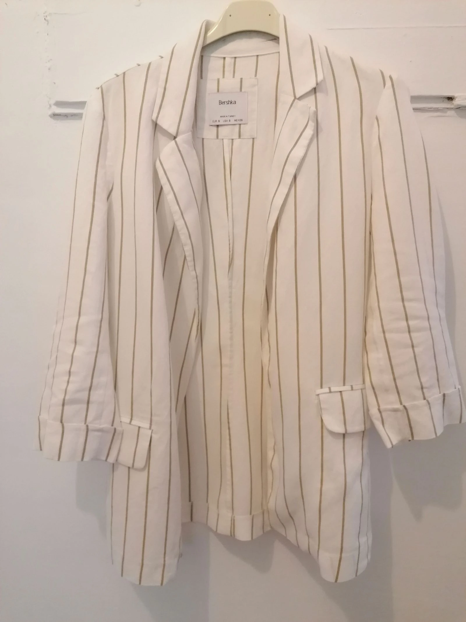 Blazer branco com bolsosb